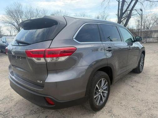 Gray 2018 Toyota Highlander XLE