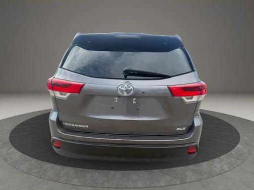 Gray 2018 Toyota Highlander XLE