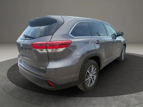Gray 2018 Toyota Highlander XLE