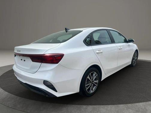 White 2022 Kia Forte LXS