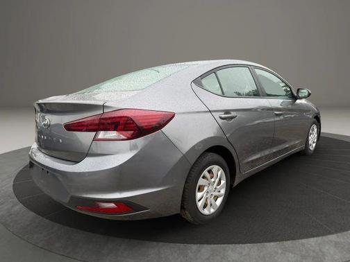 Gray 2019 Hyundai ELANTRA SE