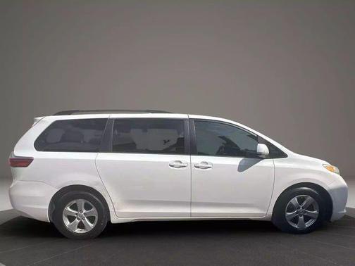 2017 Toyota Sienna LE