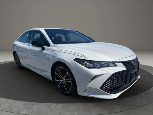 White 2019 Toyota Avalon XLE