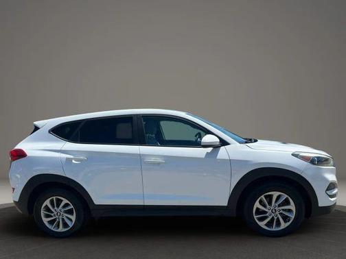 Dazzling White 2018 Hyundai TUCSON SE