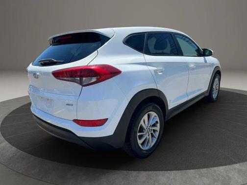 Dazzling White 2018 Hyundai TUCSON SE