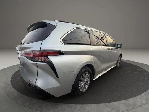 2022 Toyota Sienna LE