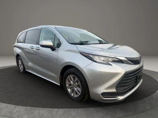 2022 Toyota Sienna LE