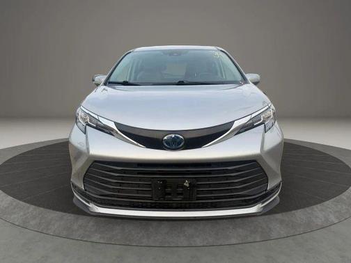 2022 Toyota Sienna LE