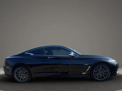 Black 2017 INFINITI Q60 400