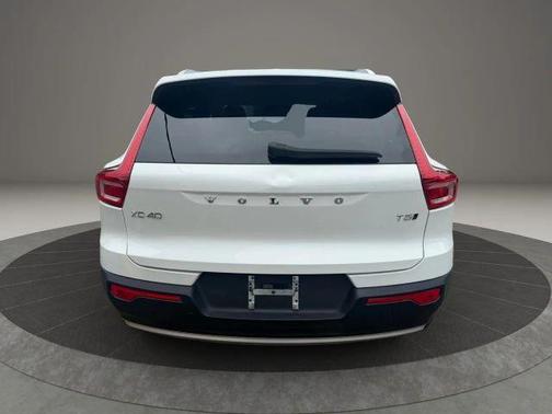 2022 Volvo XC40 T5 Momentum