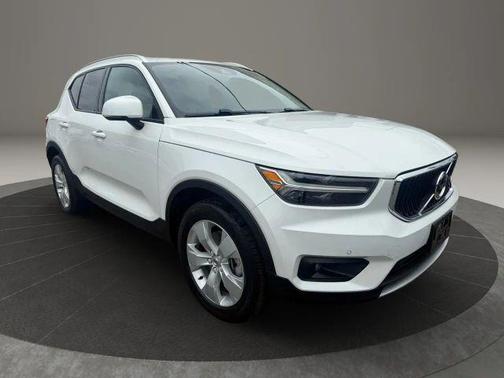 2022 Volvo XC40 T5 Momentum