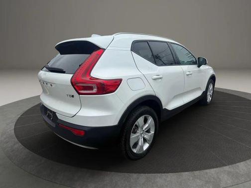 2022 Volvo XC40 T5 Momentum