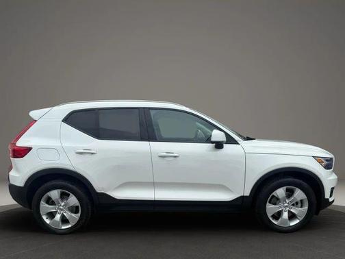 2022 Volvo XC40 T5 Momentum