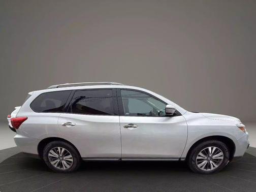 2017 Nissan Pathfinder SV