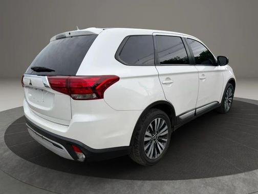 White 2020 Mitsubishi Outlander ES