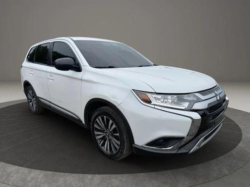 White 2020 Mitsubishi Outlander ES