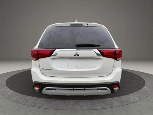 White 2020 Mitsubishi Outlander ES