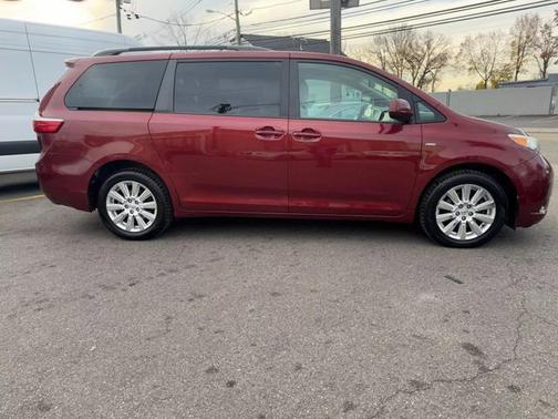 2017 Toyota Sienna LE