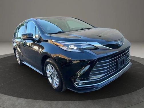 Black 2022 Toyota Sienna Platinum 7 Passenger
