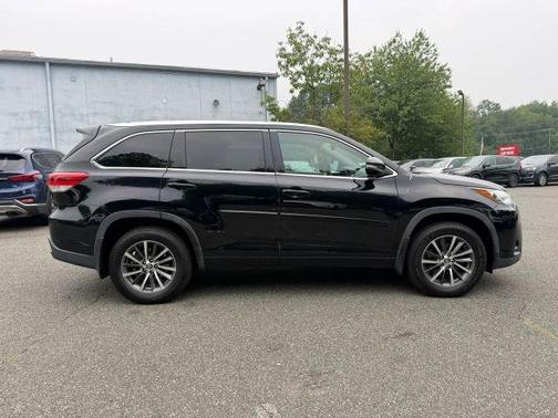 Black 2017 Toyota Highlander XLE