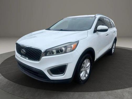 White 2018 Kia Sorento LX