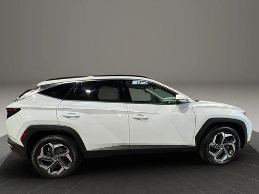 White 2022 Hyundai TUCSON Limited