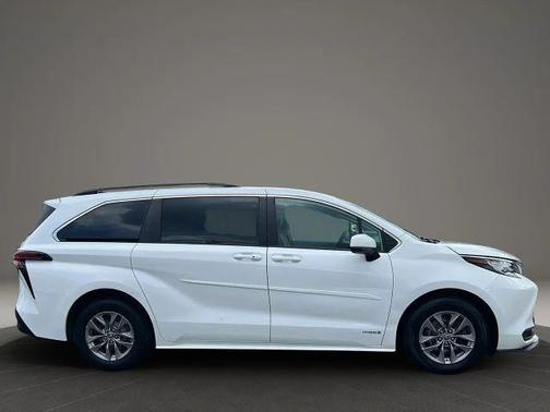 2021 Toyota Sienna LE