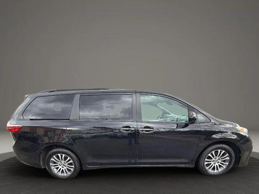 2018 Toyota Sienna XLE
