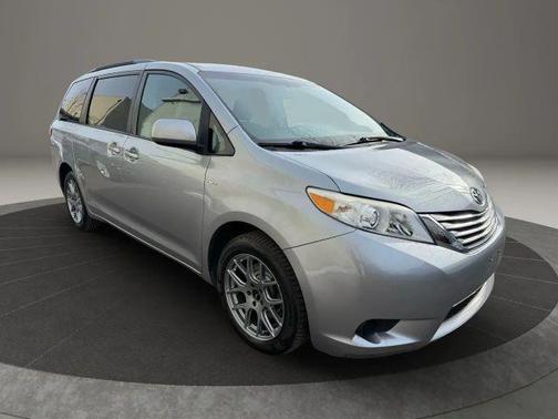 2017 Toyota Sienna LE