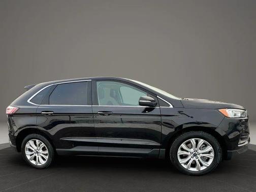 Black 2022 Ford Edge Titanium