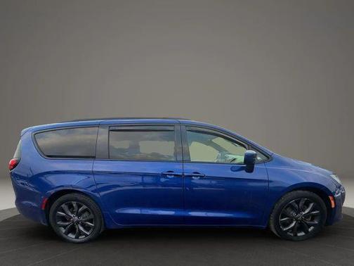 2019 Chrysler Pacifica Touring-L