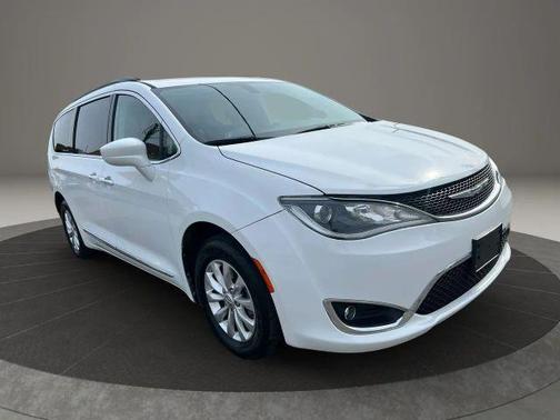 White 2017 Chrysler Pacifica Touring-L