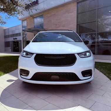 Bright White Clearcoat 2025 Chrysler Pacifica Limited