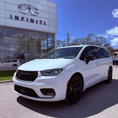 Bright White Clearcoat 2025 Chrysler Pacifica Limited