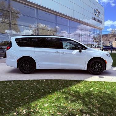Bright White Clearcoat 2025 Chrysler Pacifica Limited