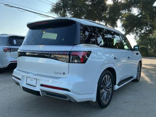 Radiant White 2026 INFINITI QX80 Luxe