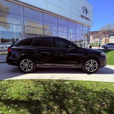 Mythos Black Metallic 2025 Audi Q7 45 Premium Plus