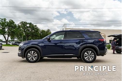 2023 Nissan Pathfinder SL