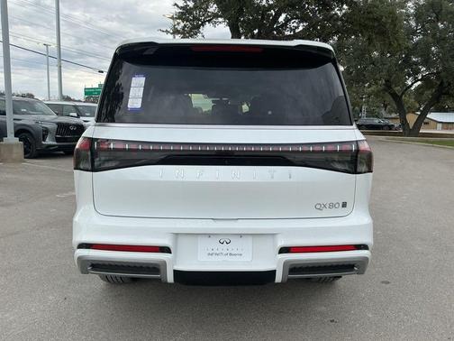 Radiant White 2026 INFINITI QX80 Luxe