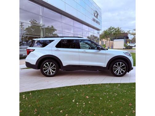 Star White 2025 Ford Explorer ST-Line