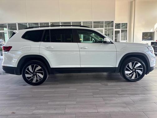 Pure White 2025 Volkswagen Atlas 2.0T SE w/Technology