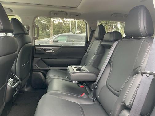 Radiant White 2026 INFINITI QX80 PURE