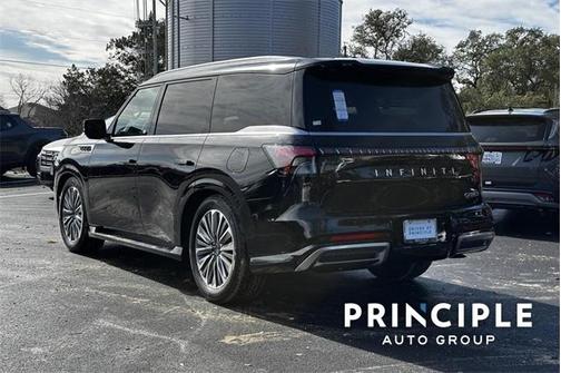 2025 INFINITI QX80 Luxe