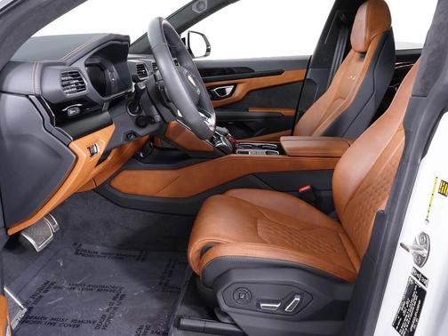 Bianco Icarus Metallic 2023 Lamborghini Urus S
