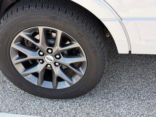 White Platinum Metallic Tri-Coat 2017 Ford Expedition Limited