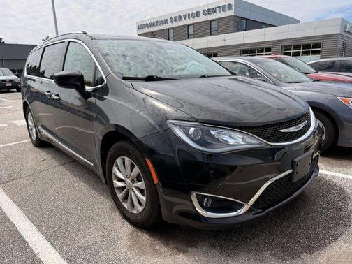 Brilliant Black Crystal Pearlcoat 2019 Chrysler Pacifica Touring L