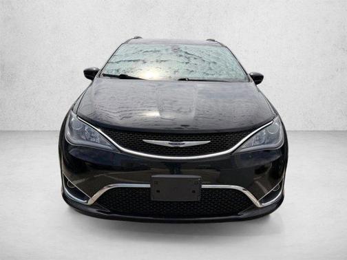 Brilliant Black Crystal Pearlcoat 2019 Chrysler Pacifica Touring L