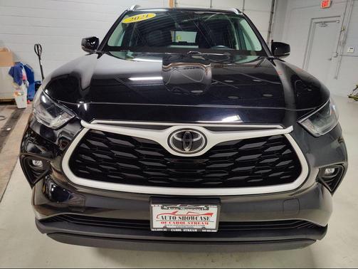 Midnight Black Metallic 2021 Toyota Highlander XLE