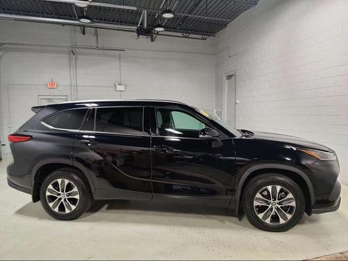 Midnight Black Metallic 2021 Toyota Highlander XLE