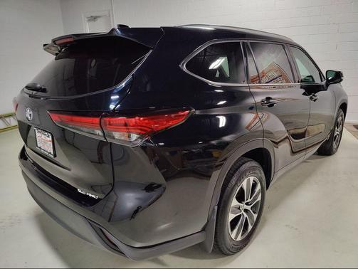 Midnight Black Metallic 2021 Toyota Highlander XLE